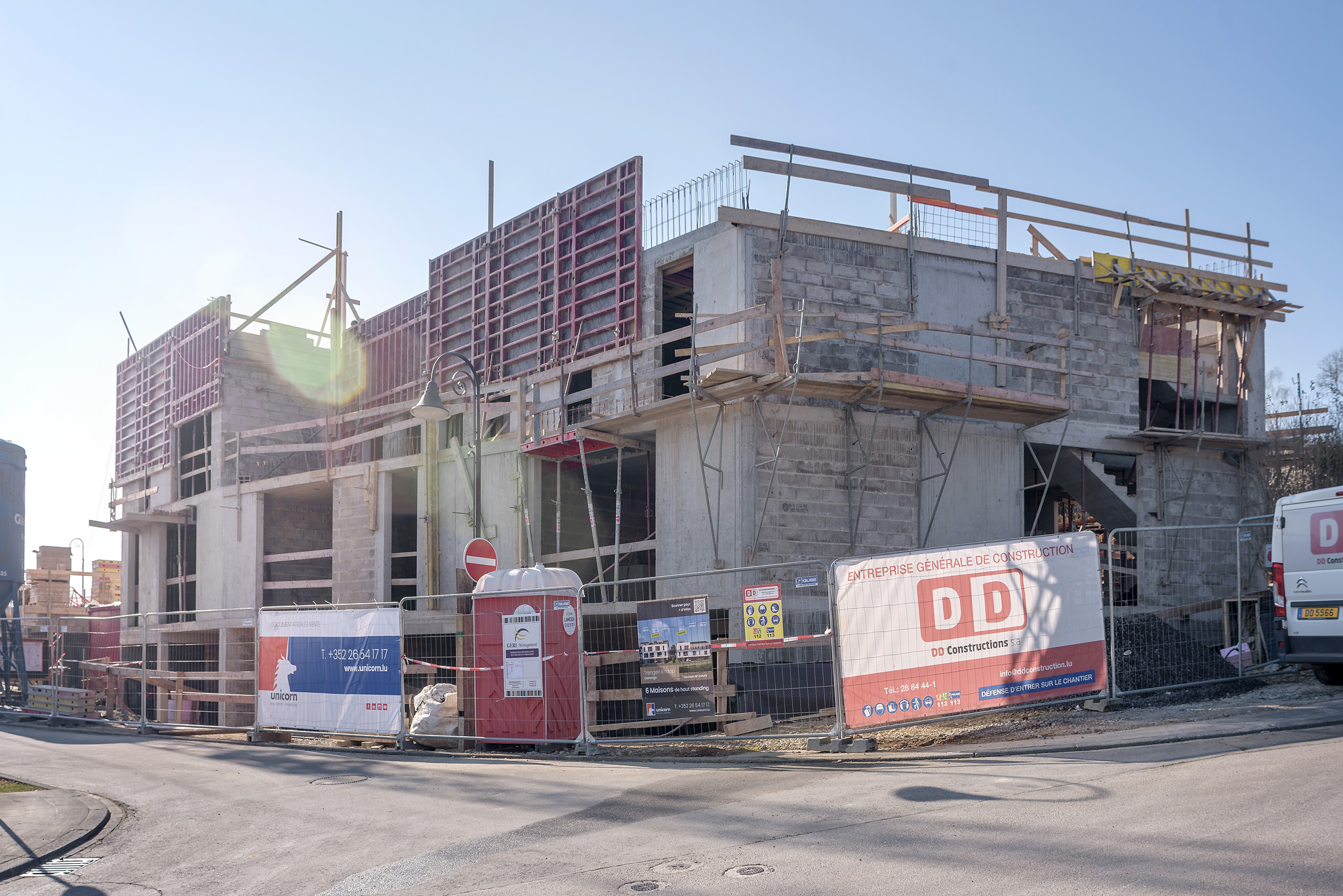 Unicorn aux premières loges de la construction des maisons à Oetrange
